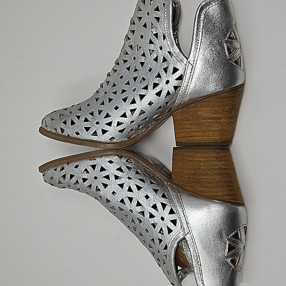 Anthro Musse & Cloud Laser Cut Leather Stacked Heel Silver Ankle Boots Size 7 - Picture 7 of 16